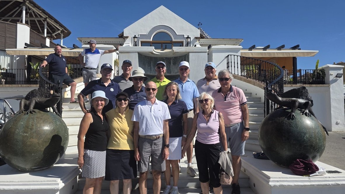 Gruppenfoto der ETH-Alumni Golfgruppe nach der Golfrunde am 1. Golftag in Andalusien